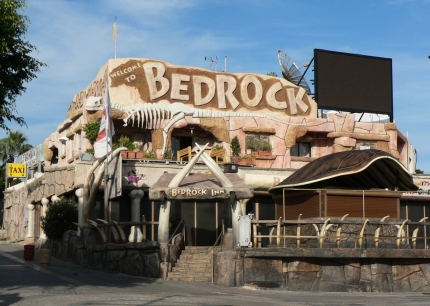 Ночной клуб Bedrock Inn в центре Айя-Напы
